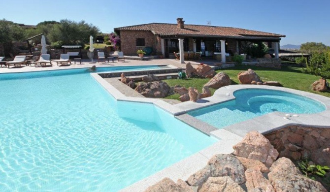 Olbia Villa Sleeps 14 Pool Air Con WiFi